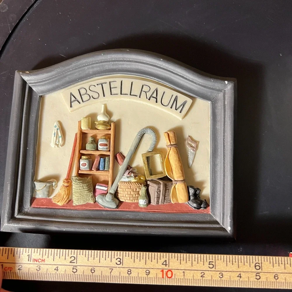 German Holzschnitzerei Abstellraum Vtg Resin Wall Plaque Folk Art 3D Schuster